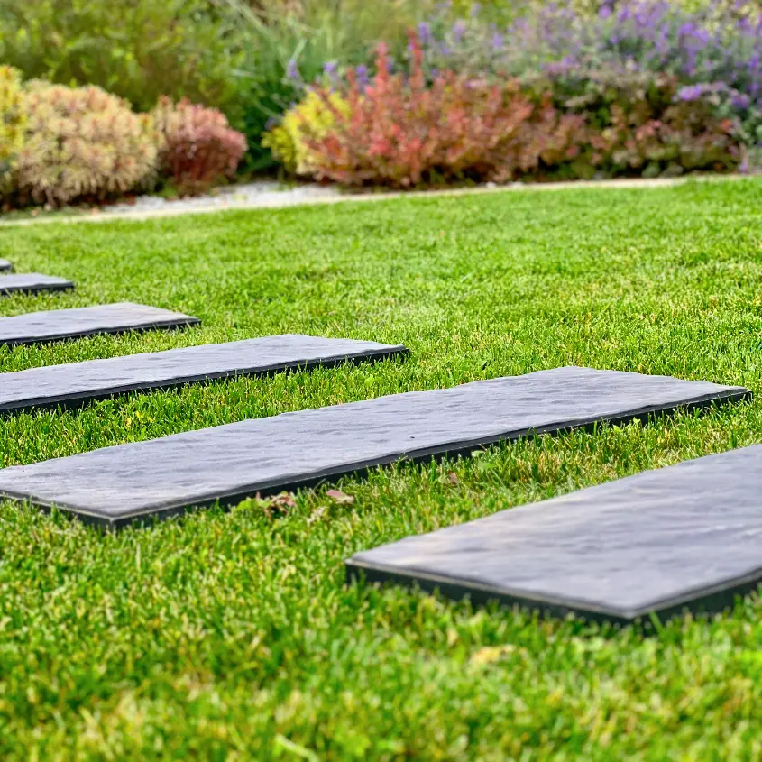 Фото 5 шаговая плита Stone Графитовый Серый в ландшафтном дизайне