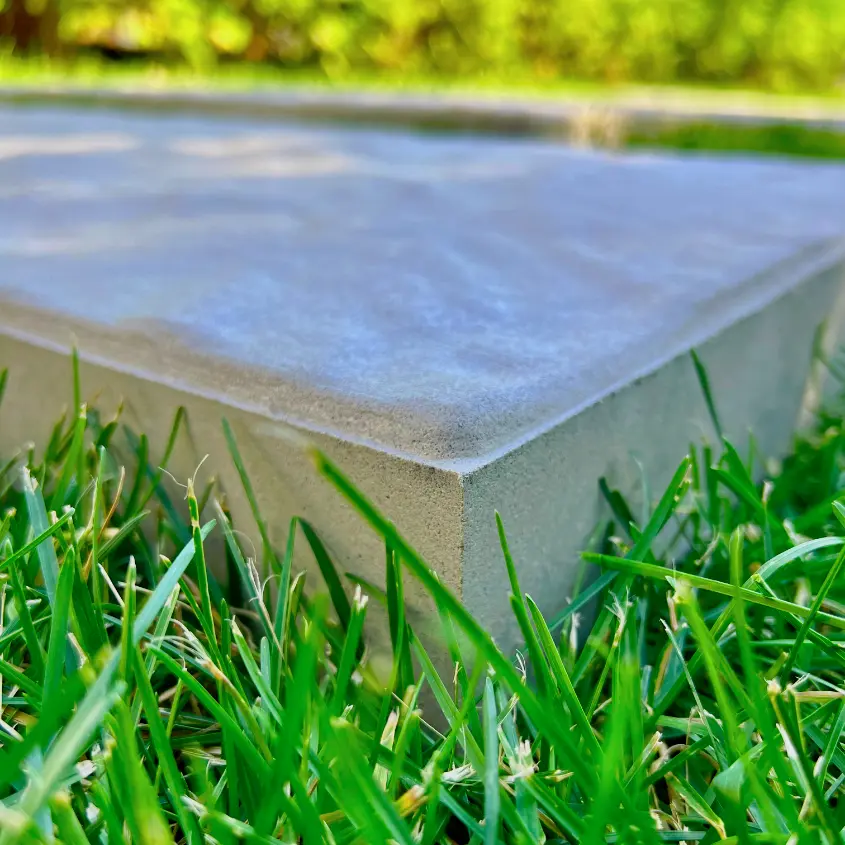 Фото 1 пошаговая плита Stone Светлая Галька на садовой дорожке шахматкой