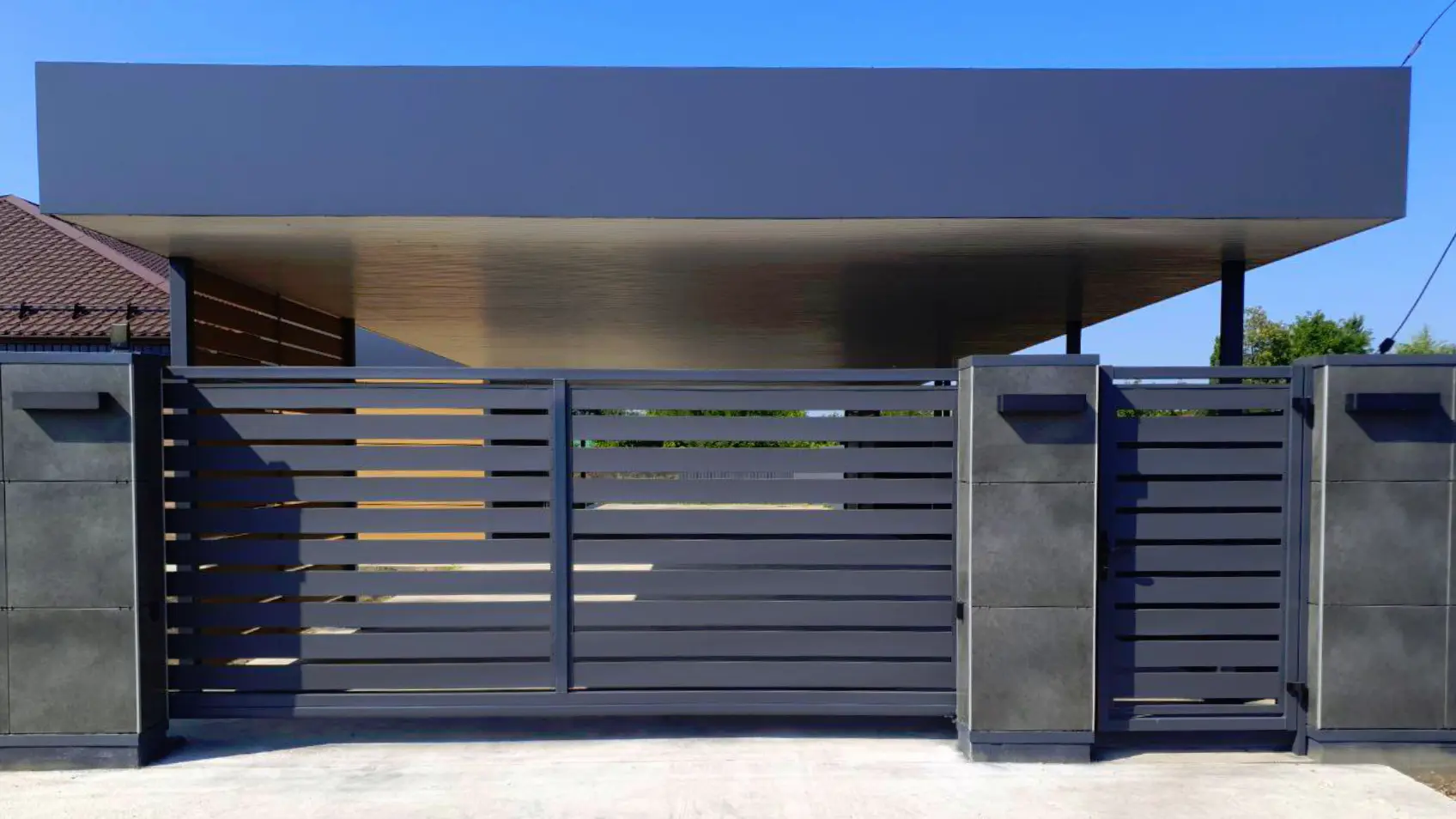 Фото 7 Забор ранчо металлопланкен 7024 МАТТЕ Серый Графит двусторонний матовый с откатными воротами