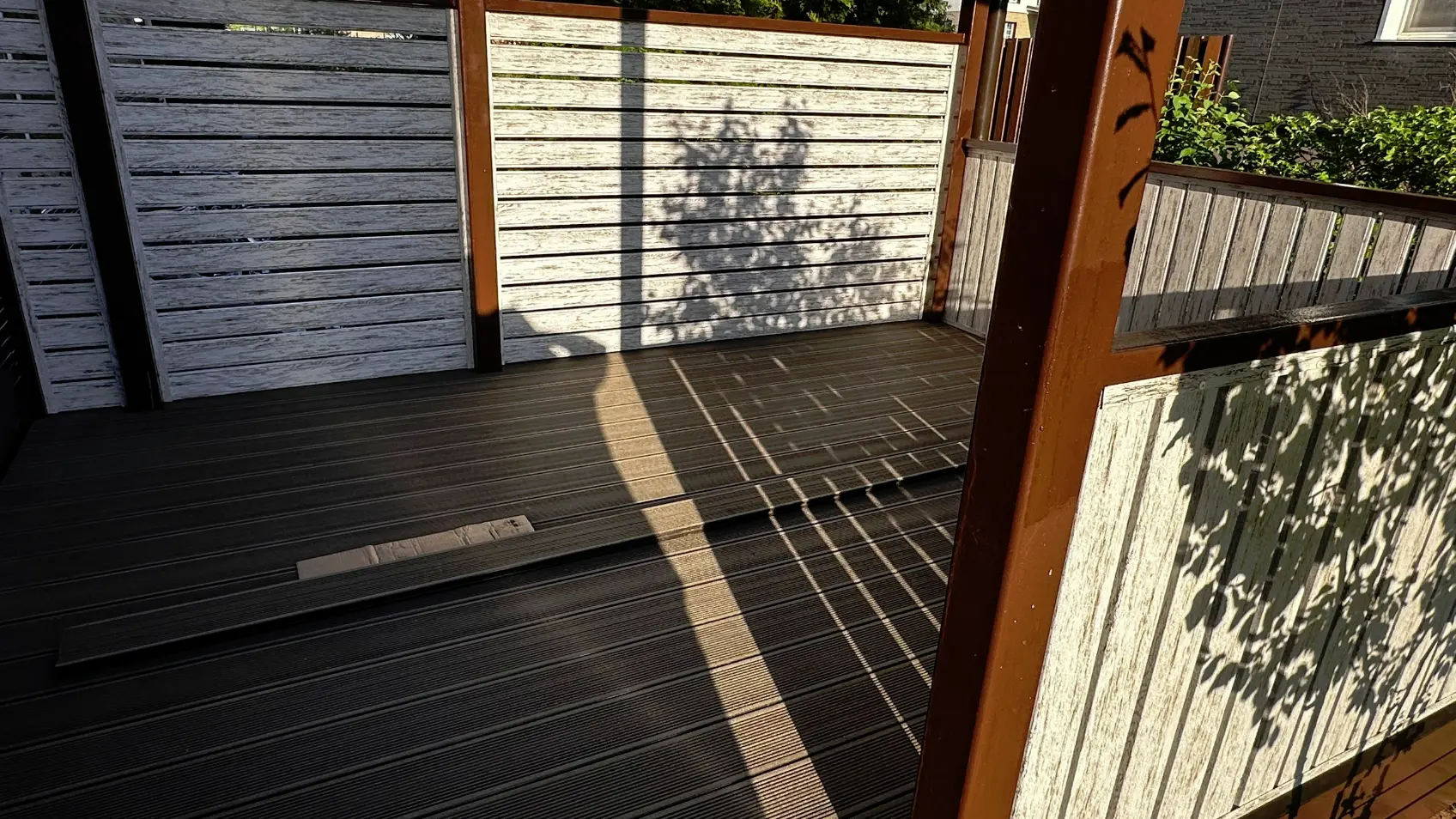 Фото 1 Беседка из металлопланкена Светлая Береза SteelArt под дерево