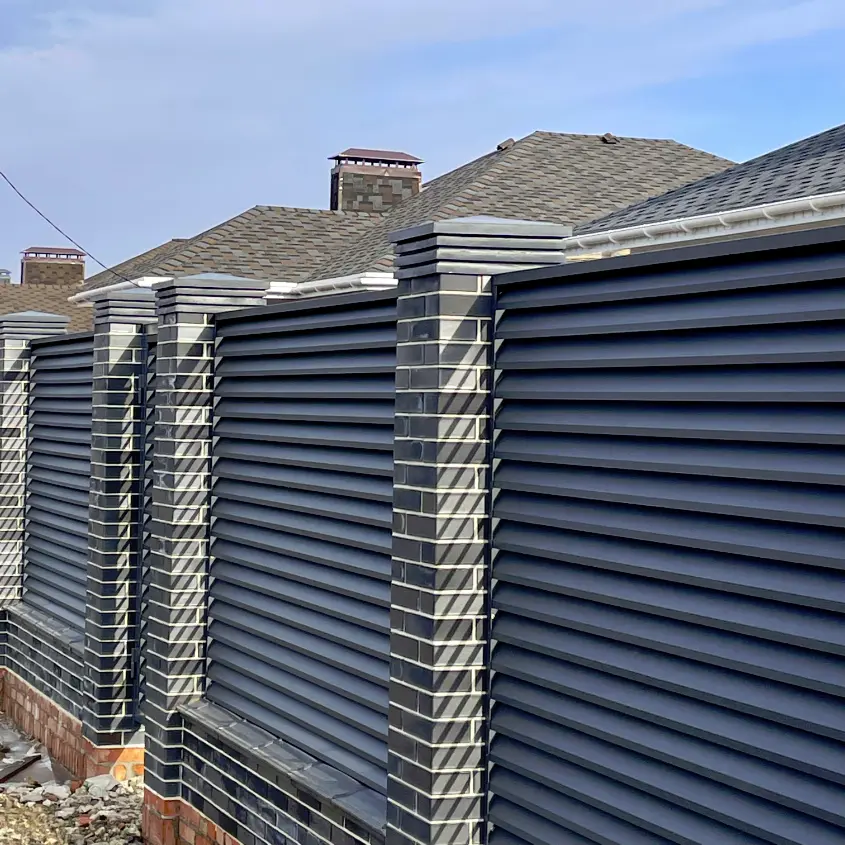 Фото 8 колпак Bona Серый на столбах забора жалюзи ЭКО-Z